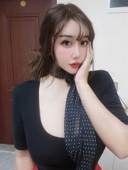 韵味翘臀美少女